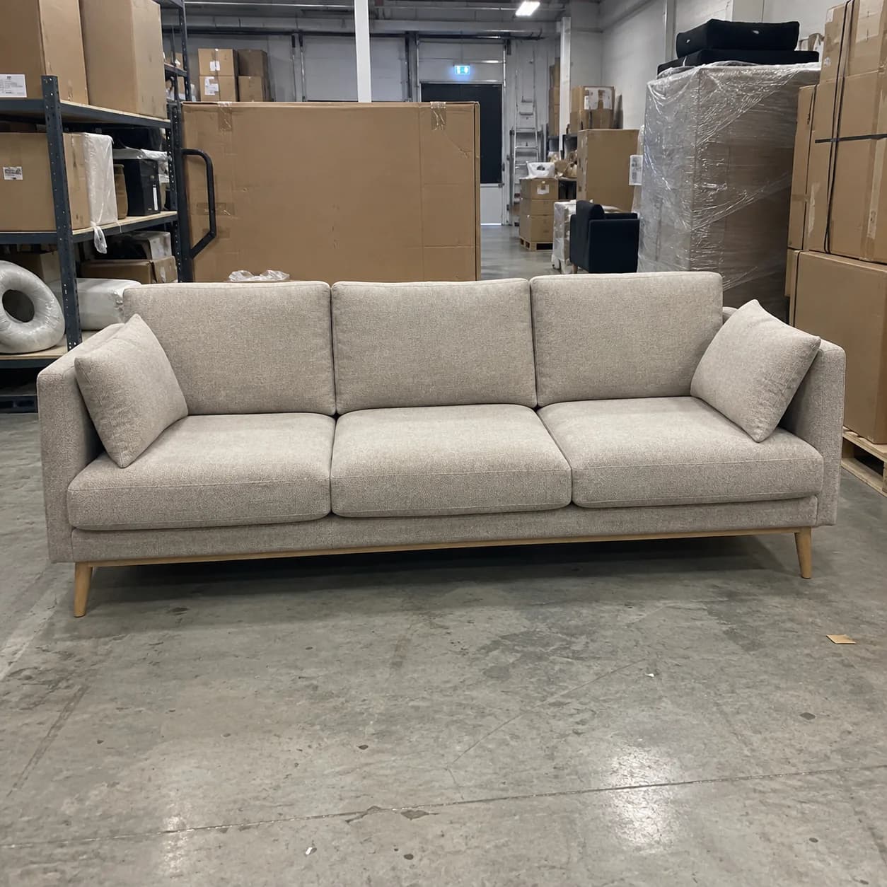 Vanlig mobilbilde av en sofa på et lager